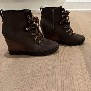 Sorel Women's Dark Brown Boots with Orange Laces